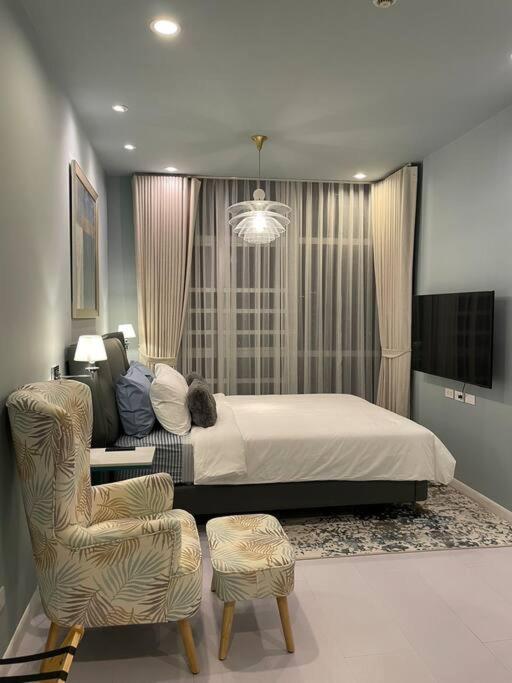 Apartment Quite Euro Luxe 3br 7 Mins Walk To High Street Manila