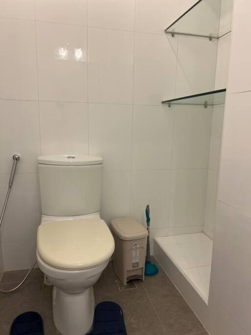 Quite Euro Luxe 3br 7 Mins Walk To High Street Apartment