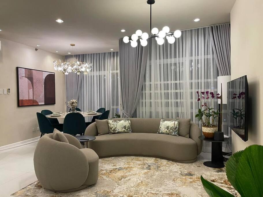 Quite Euro Luxe 3br 7 Mins Walk To High Street Apartment *