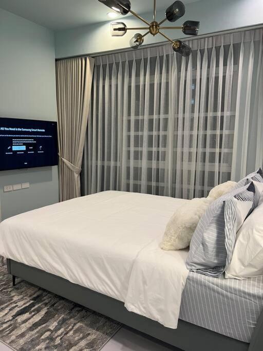 Quite Euro Luxe 3br 7 Mins Walk To High Street * Manila