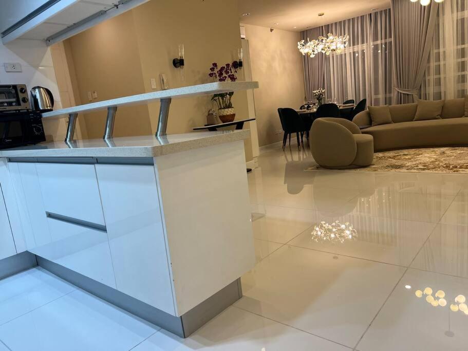Quite Euro Luxe 3br 7 Mins Walk To High Street Apartment *